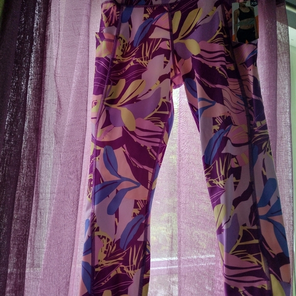 Avia Activewear Women's High Waist Capri Tights with Side Pockets - Picture 2 of 7